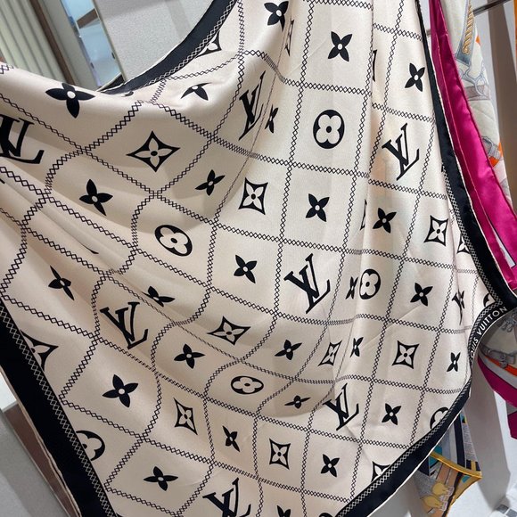 💎✨AUTHENTIC✨💎Louis Vuitton scarf - Picture 1 of 7